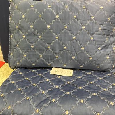 Blue Bedspread with 2 Pillows 90â€x 92â€
