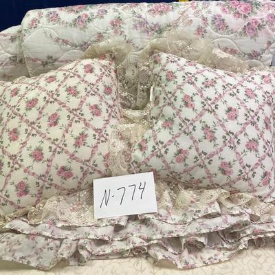 Queen Size Bedspread with 2 Pillows