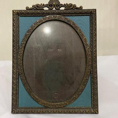Vintage-style metal picture frame
