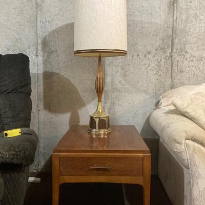 LOT 40 LANE END TABLE WITH 1 DRAWER AND 2 VINTAGE LAMPS