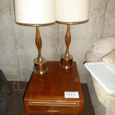 LOT 40 LANE END TABLE WITH 1 DRAWER AND 2 VINTAGE LAMPS
