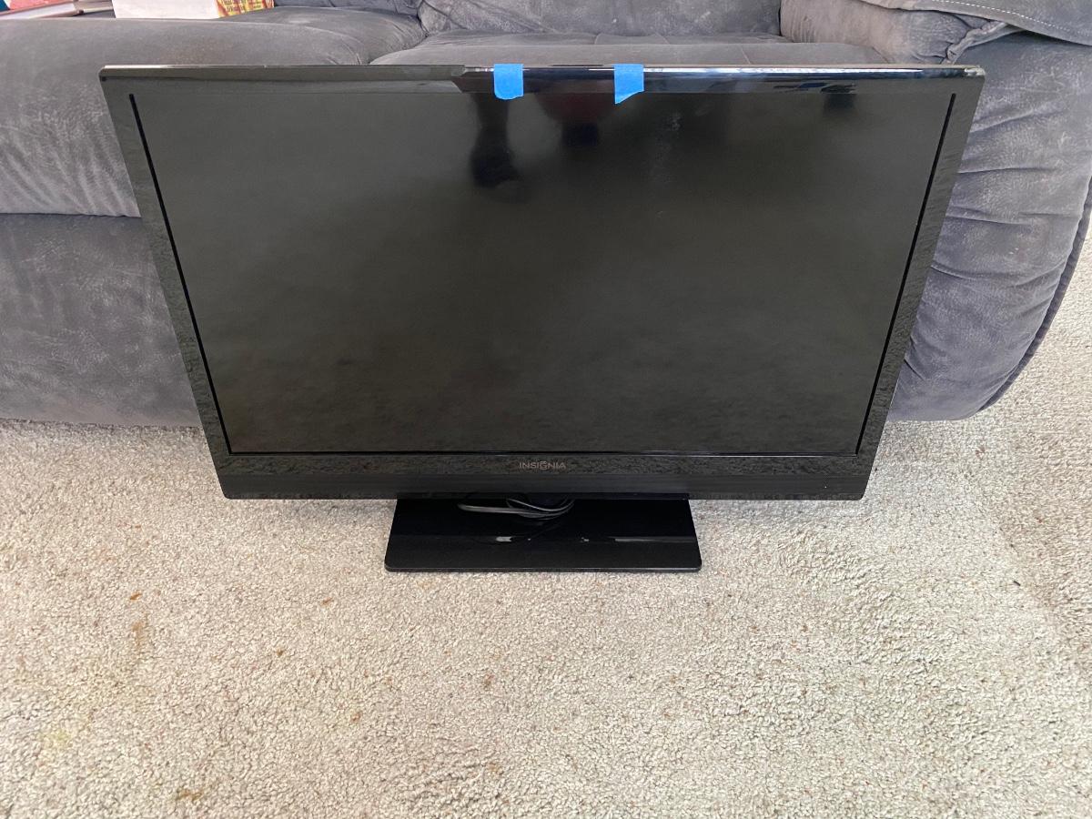 2012 Insignia Flat Screen TV Monitor with Remote 32"