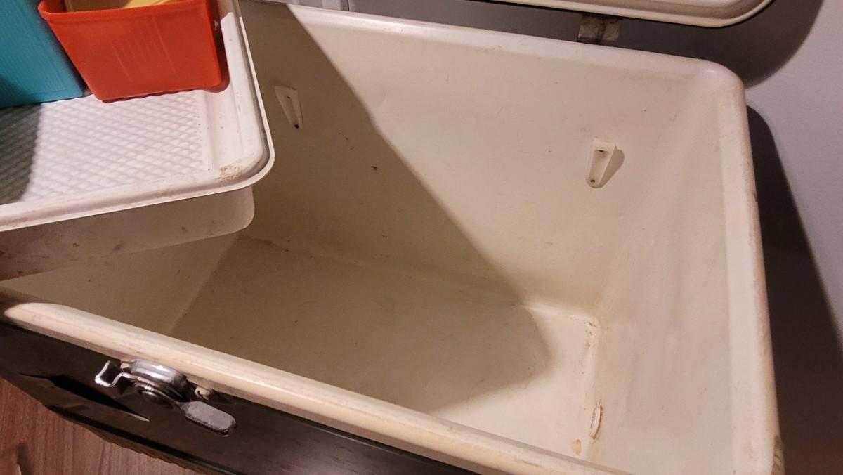 Lot 81 Vintage Green Metal Coleman Cooler with Insert Tray & Containers