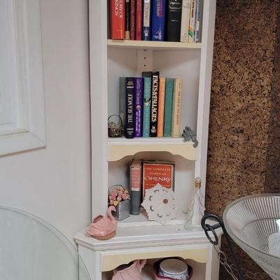 Corner book shelf