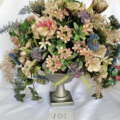 Decorative floral arrangment