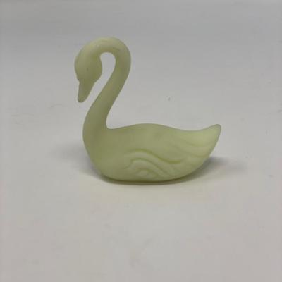 Fenton Custard Glass Swan Figurine - 4.5