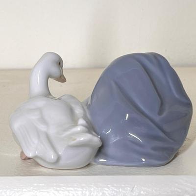 Lladro Mother Duck and Ducklings #4895 Porcelain Figurine