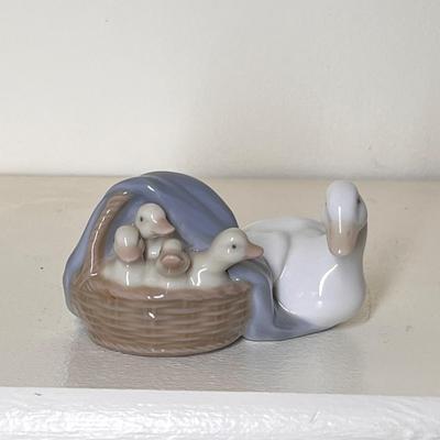 Lladro Mother Duck and Ducklings #4895 Porcelain Figurine
