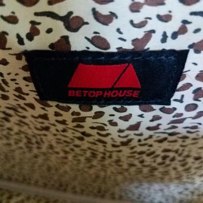 Pet Carrier by Betop House