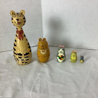 Lot. 6026. Vintage Cat Nesting Dolls & Statues