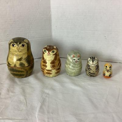 Lot. 6026. Vintage Cat Nesting Dolls & Statues