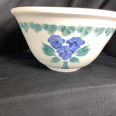 Lot. 6011. Set of Signed nesting Mixing Bowls