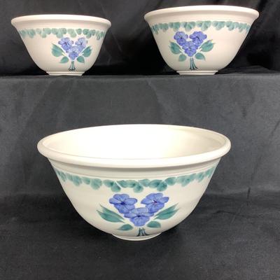 Lot. 6011. Set of Signed nesting Mixing Bowls