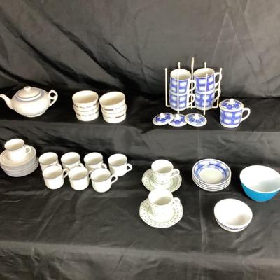 Lot. 6013 Assortment of cups and saucers lot
