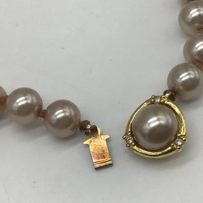 Beautiful Vintage Pearl Type Necklace