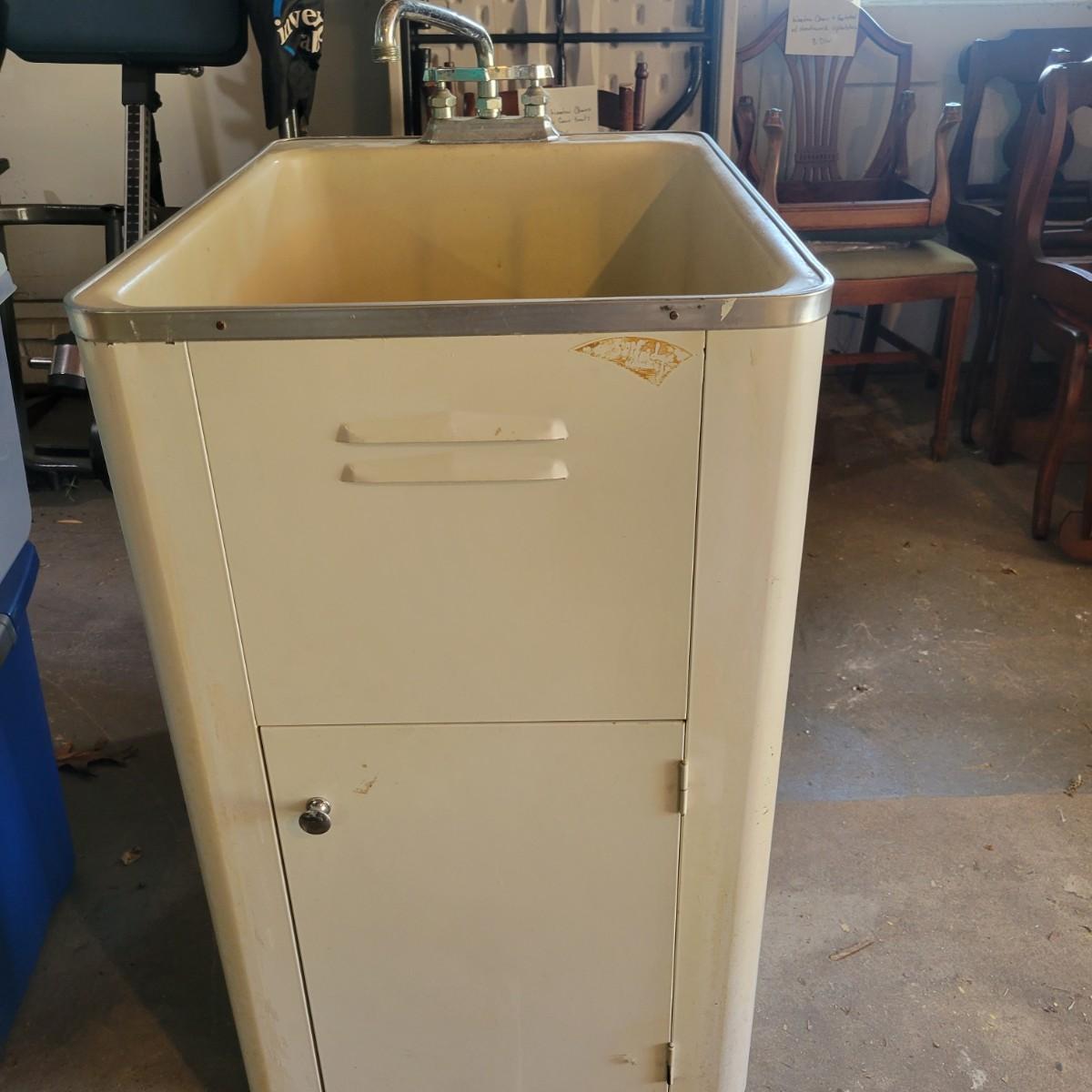 Free Standing Utility Sink (B DW) EstateSales org Free Standing Utility Sink (B DW) EstateSales org