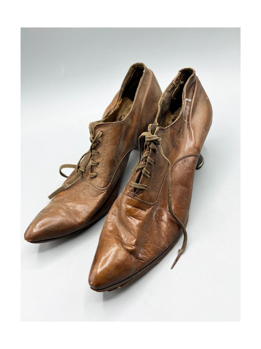 pointed lace up shoes