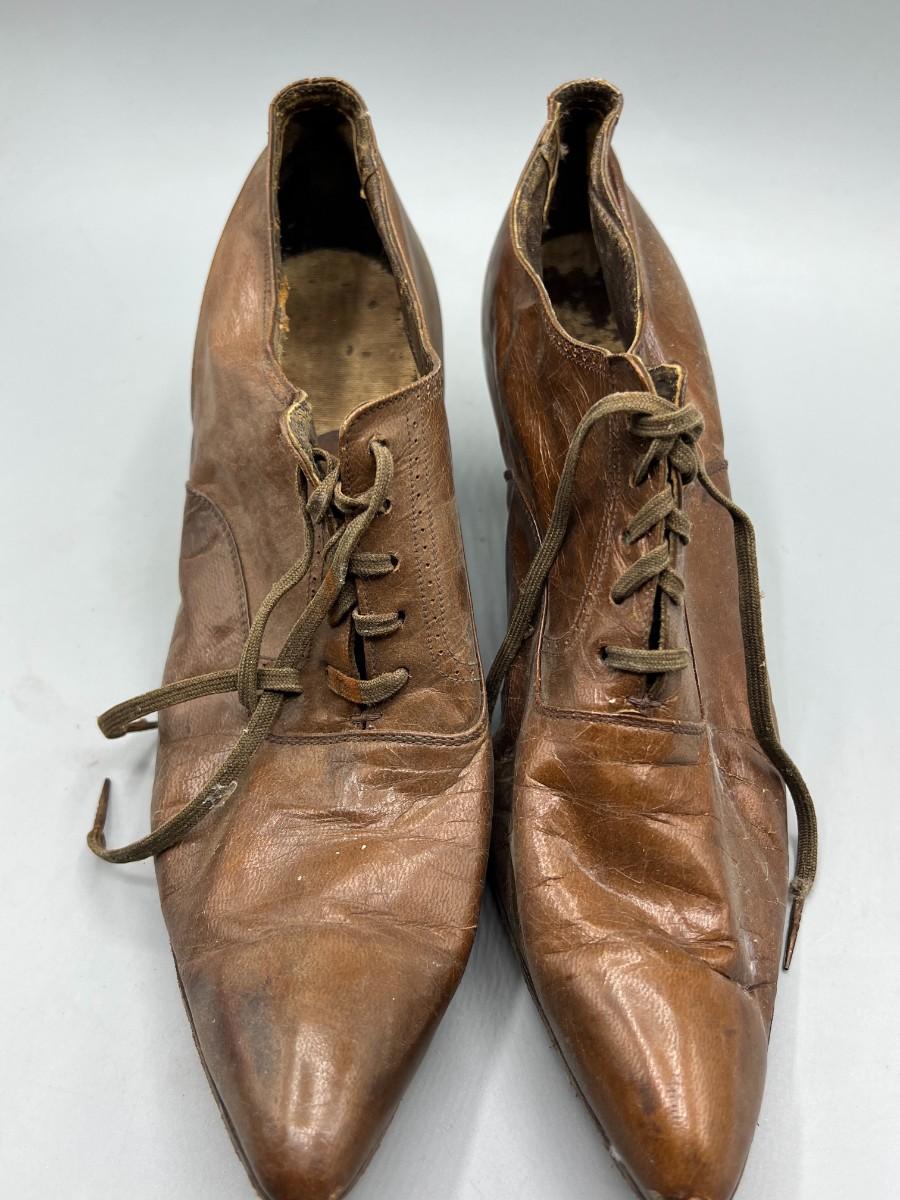 pointed lace up shoes