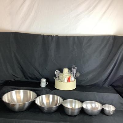 Lot 6079. Lot of Stainless Steel Mixing Bowls & Kitchen Utensils
