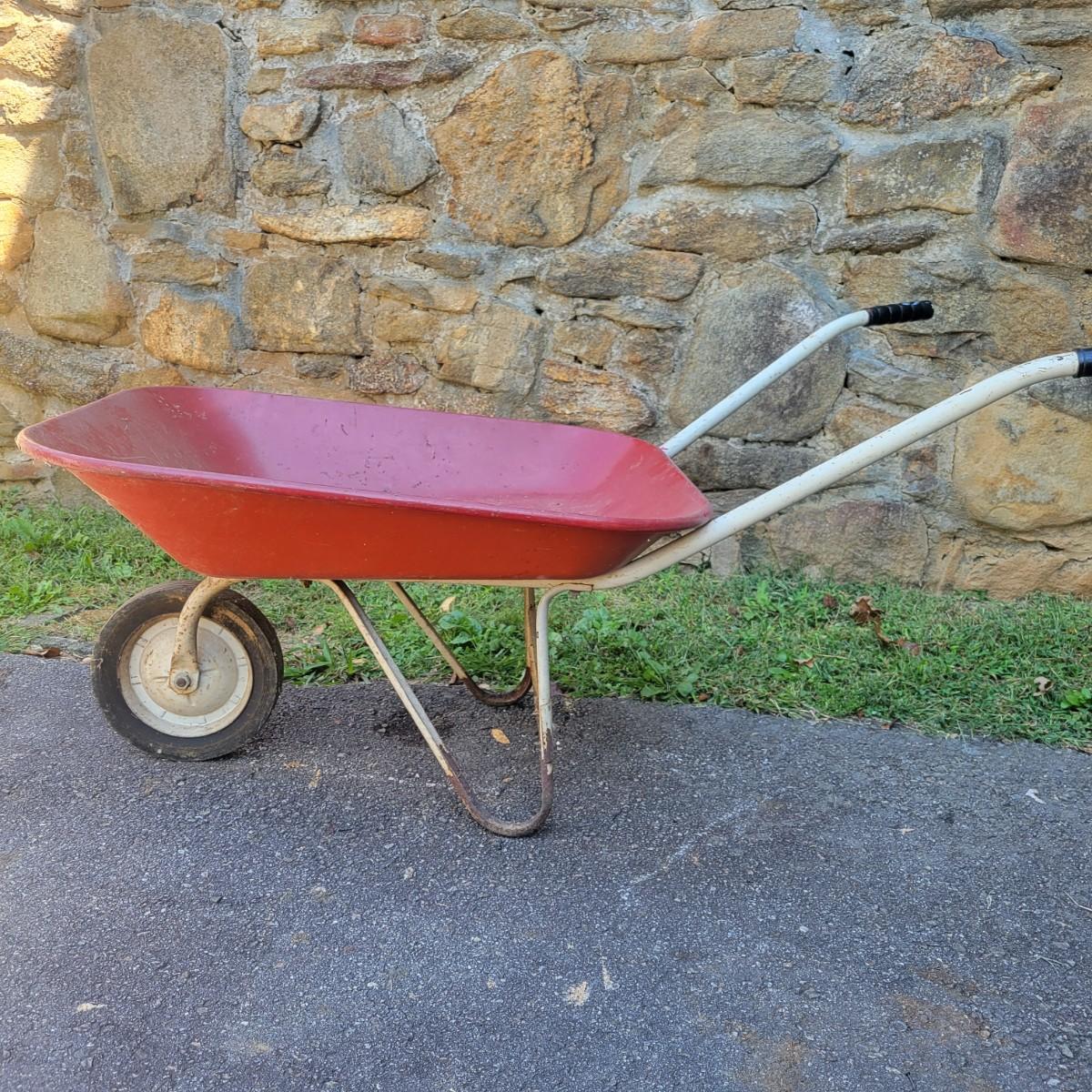 Metal Wheelbarrow (B-DW) | EstateSales.org