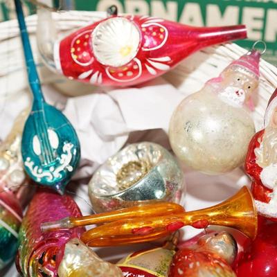 GROUPING OF VINTAGE CHRISTMAS ORNAMENTS & VINTAGE BOXES