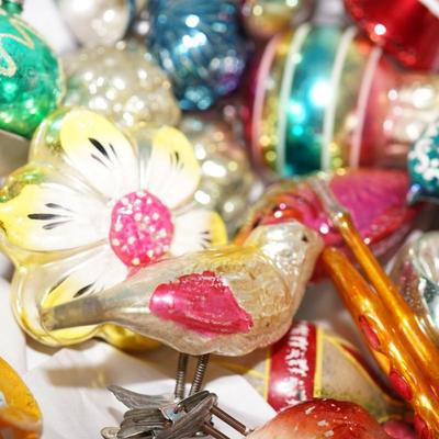 GROUPING OF VINTAGE CHRISTMAS ORNAMENTS & VINTAGE BOXES