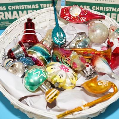 GROUPING OF VINTAGE CHRISTMAS ORNAMENTS & VINTAGE BOXES