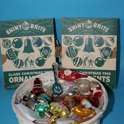 GROUPING OF VINTAGE CHRISTMAS ORNAMENTS & VINTAGE BOXES