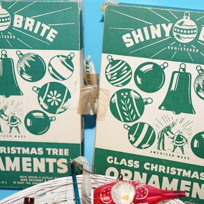 GROUPING OF VINTAGE CHRISTMAS ORNAMENTS & VINTAGE BOXES
