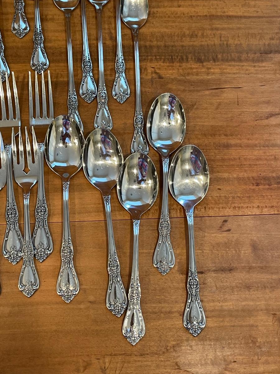 ONEIDA ~ “Kenneth Square” ~ Stainless Flatware Set | EstateSales.org