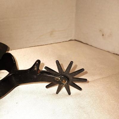 PAIR OF SPURS AND WOLFTRAX LEATHER POUCH