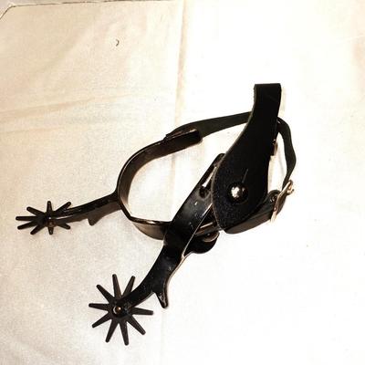 PAIR OF SPURS AND WOLFTRAX LEATHER POUCH