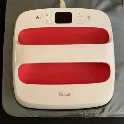 LOT 3R: Cricut Easy Press (Like New in Box)