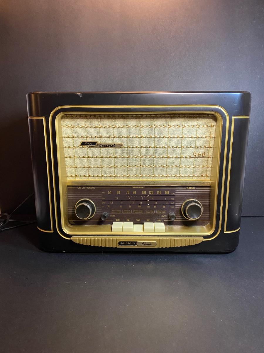 LOT 127C Vintage Grundig Classic 960 AM/FM/SW Radio