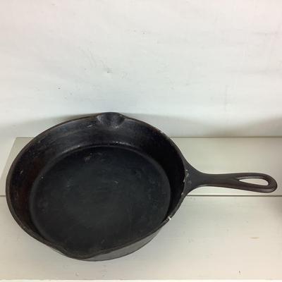 Lot. 6108. Lot of Vintage Cast Iron Skillets & Muffin Pan