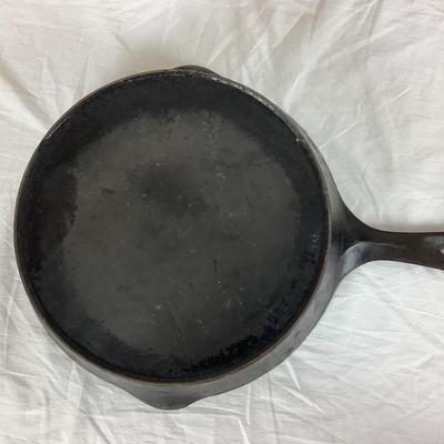 Lot. 6108. Lot of Vintage Cast Iron Skillets & Muffin Pan