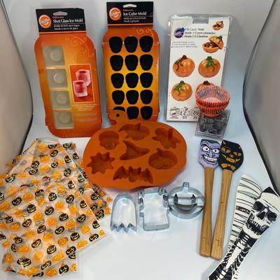 Mixed Lot of Various Halloween Themed Treat Molds, Cookie Cutters, Baking Goods