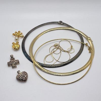 LOT 203: Mixed Lot of Necklaces and Pendants (No Boxes)