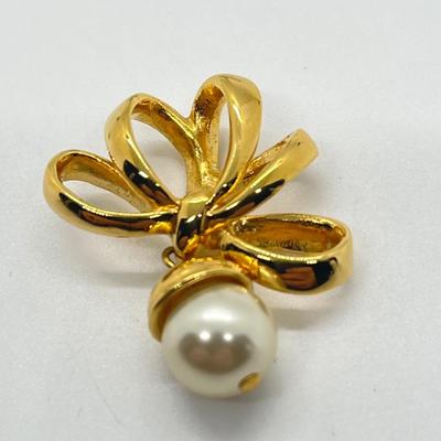 LOT 203: Mixed Lot of Necklaces and Pendants (No Boxes)