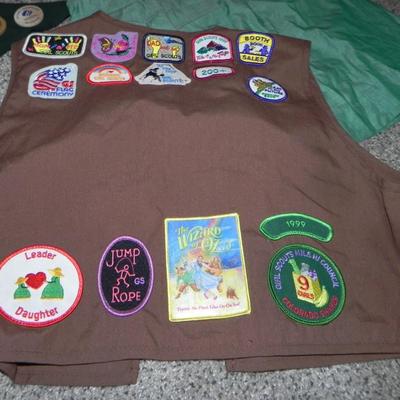 VINTAGE BROWNIE & GIRLSCOUT OUTFIT-PINS-BADGES-SASH-