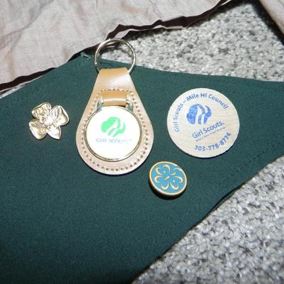 VINTAGE BROWNIE & GIRLSCOUT OUTFIT-PINS-BADGES-SASH-