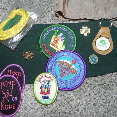 VINTAGE BROWNIE & GIRLSCOUT OUTFIT-PINS-BADGES-SASH-
