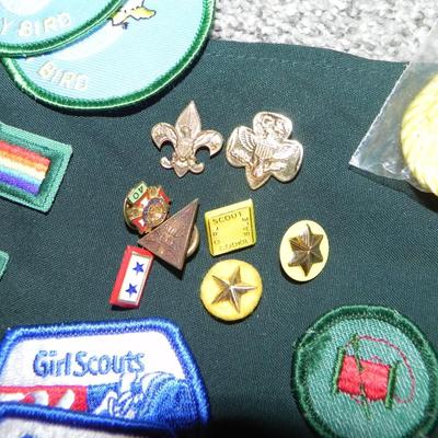 VINTAGE BROWNIE & GIRLSCOUT OUTFIT-PINS-BADGES-SASH-