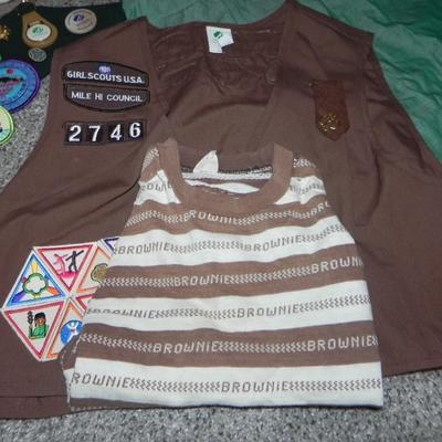 VINTAGE BROWNIE & GIRLSCOUT OUTFIT-PINS-BADGES-SASH-