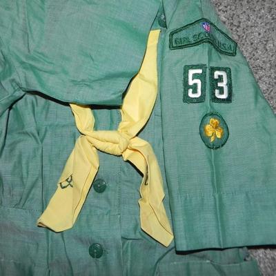 VINTAGE BROWNIE & GIRLSCOUT OUTFIT-PINS-BADGES-SASH-