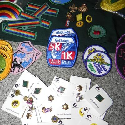 VINTAGE BROWNIE & GIRLSCOUT OUTFIT-PINS-BADGES-SASH-