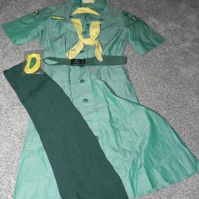 VINTAGE BROWNIE & GIRLSCOUT OUTFIT-PINS-BADGES-SASH-