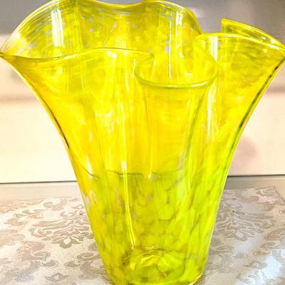 LOT 113  BLOWN CLEAR/OPAQUE YELLOW ART GLASS RUFFLED VASE