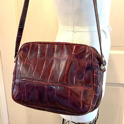 LOT 211  VINTAGE ISANTI ITALIAN LEATHER BURGUNDY CROCODILE SHOULDER BAG