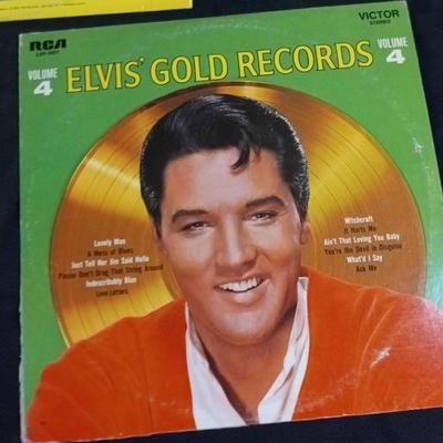 LOT 34  ELVIS PRESLEY VINYL RECORD ALBUMS
